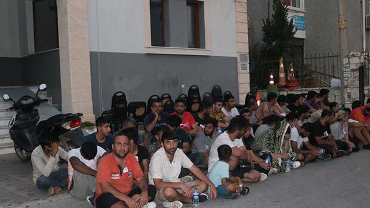 İzmir'de 98 kaçak göçmen kurtarıldı, 2'si Türk 3 kişi gözaltına alındı
