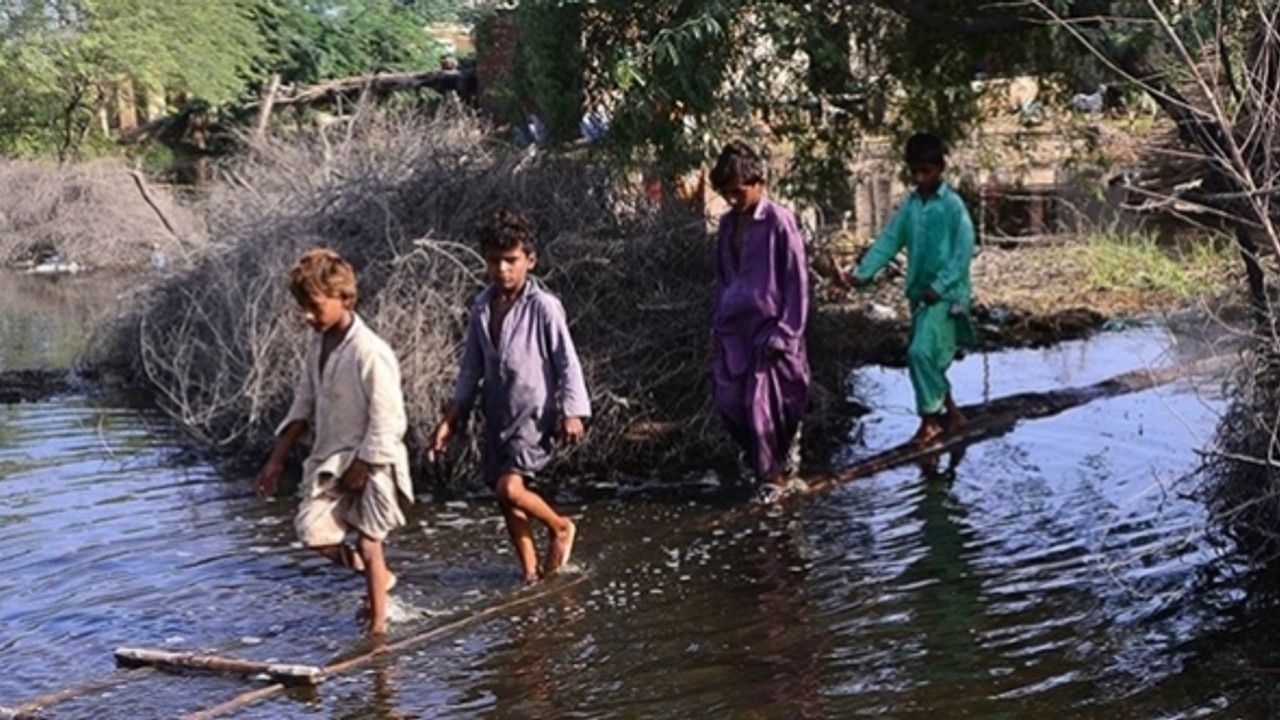 Pakistan'da muson yağmurları nedeniyle ölenlerin sayısı artıyor