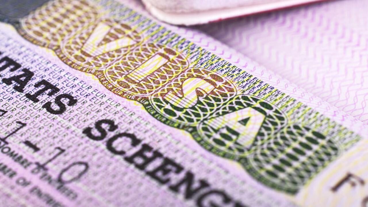Schengen eziyeti: Onlarca evrak, haftalarca bekletilme ve 'ret' cevabı!