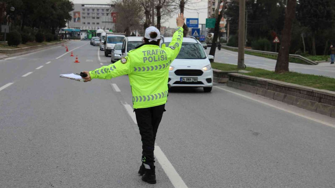 Efeler'de alkollü sürücüler polisten kaçamadı