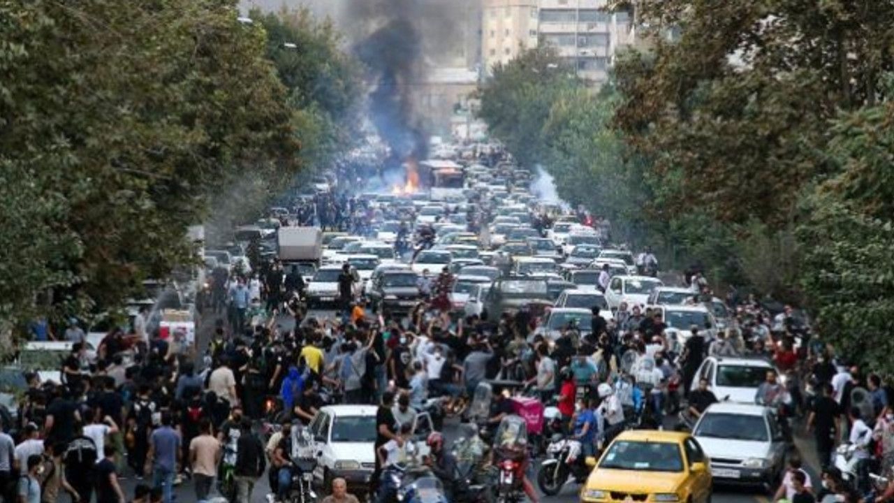 İran'daki protestolarda ölü sayısı 76'ya yükseldi