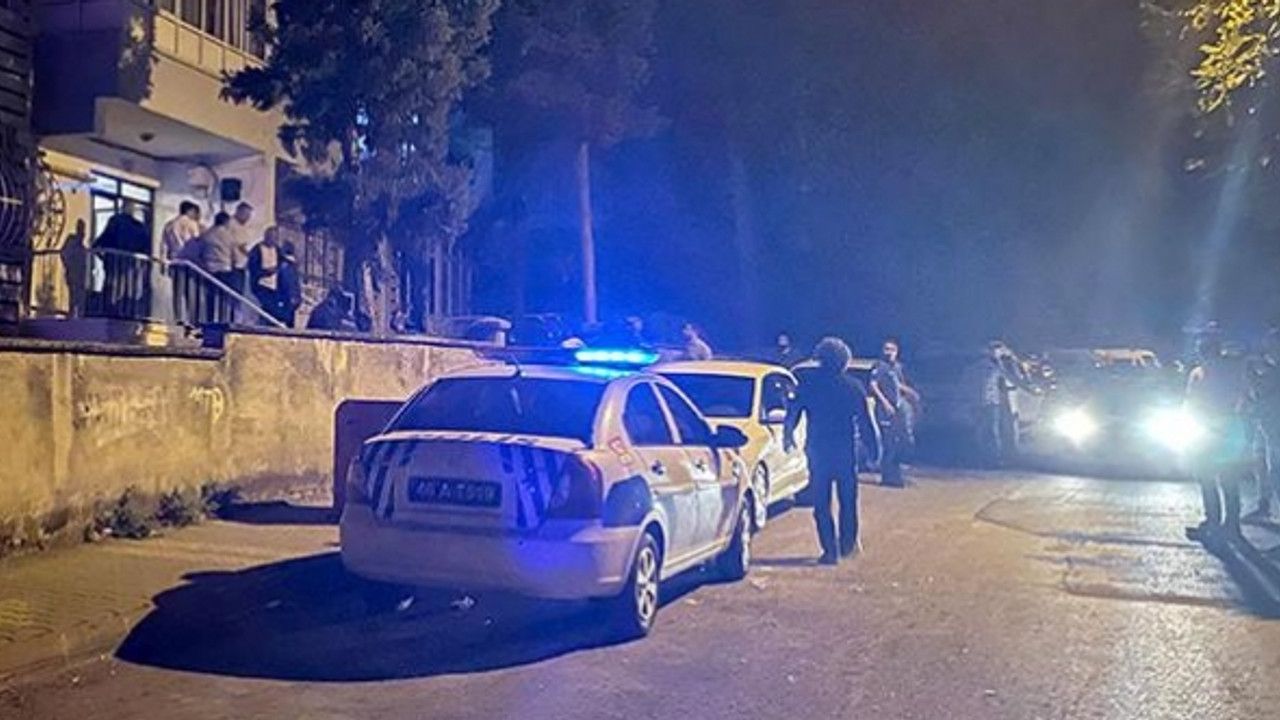 İzmir'de "dur" ihtarına uymayan sürücü 1'i polis 2 kişiyi yaraladı