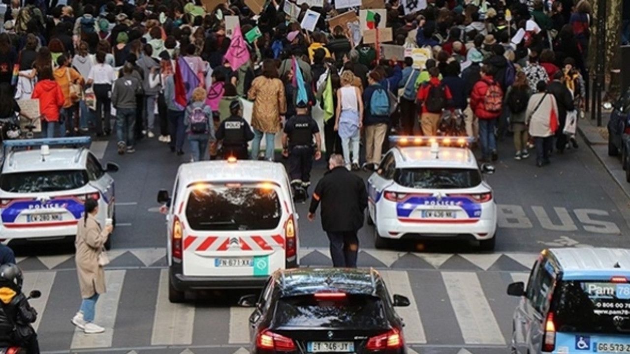 Paris'te gençler, iklim değişikliğine dikkat çekmek için yürüdü