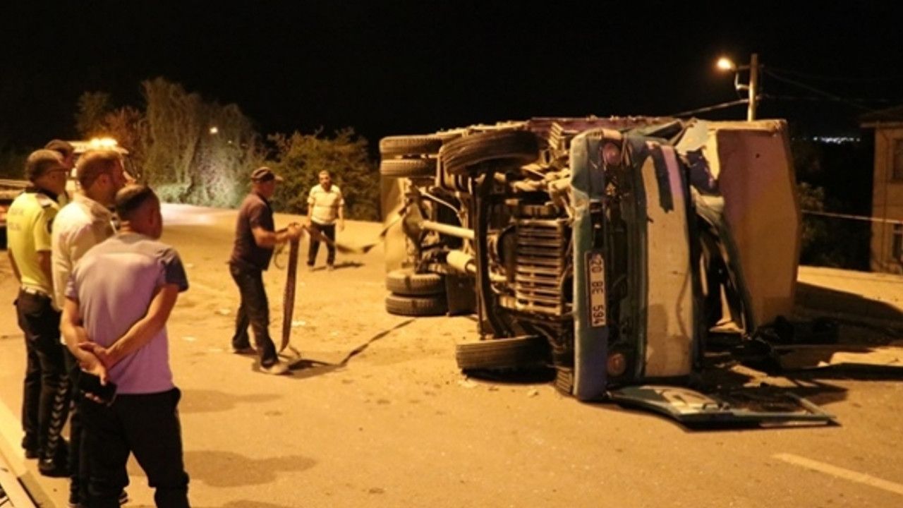 Refüje çarparak karşı yola geçen kamyonetin sürücüsü öldü
