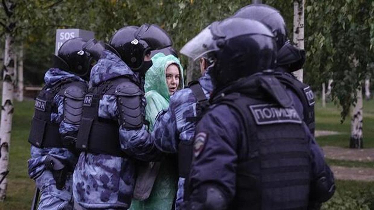 Rusya'da Ukrayna savaşı karşıtı protestolar: Yüzlerce kişi daha gözaltına alındı