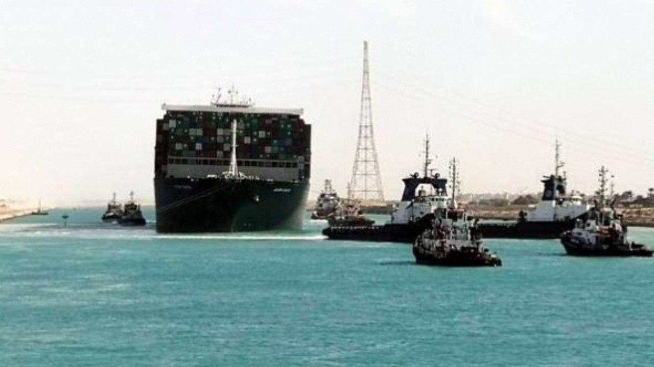 Süveyş Kanalı'nda bir petrol tankeri karaya oturdu