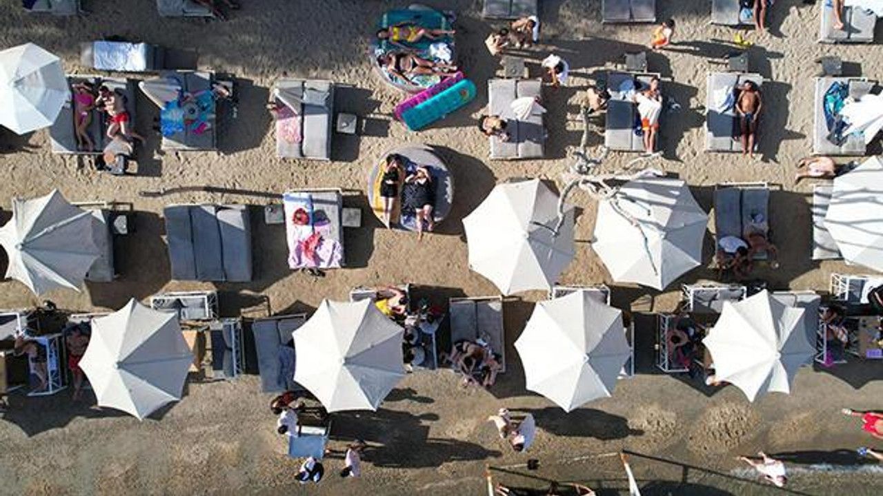 Tatil merkezi Bodrum'da plajlar yabancı turistlere kaldı