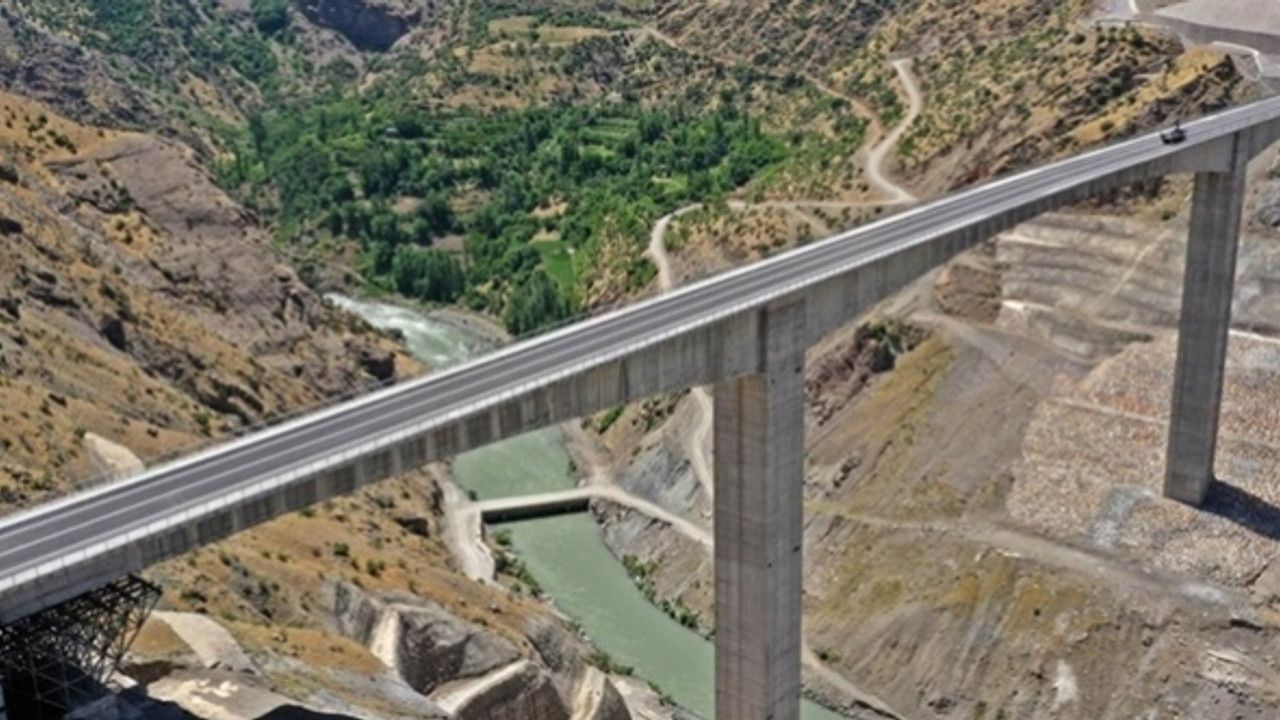 Türkiye'nin en yüksek köprüsünden 1,5 milyon araç geçti