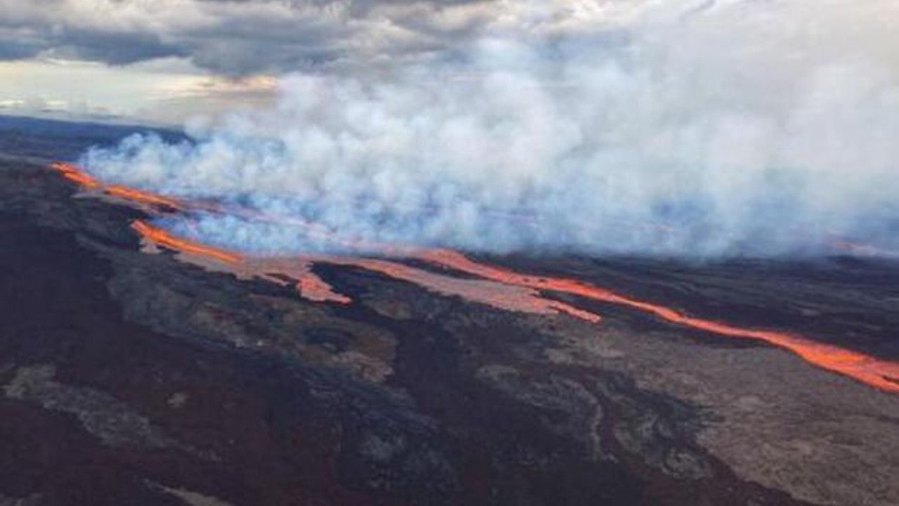 Dünyanın en geniş yanardağı lav püskürmeye başladı