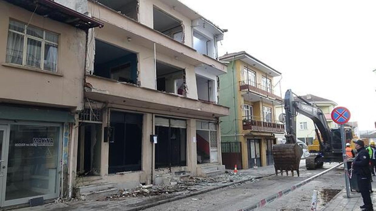 Düzce’de acil yıkım kararı verilen binaların yıkımına başlandı