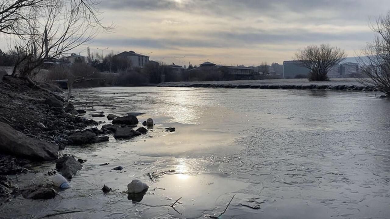 Türkiye'nin en soğuk noktası: Otomobil camları buz tuttu, nehirler dondu