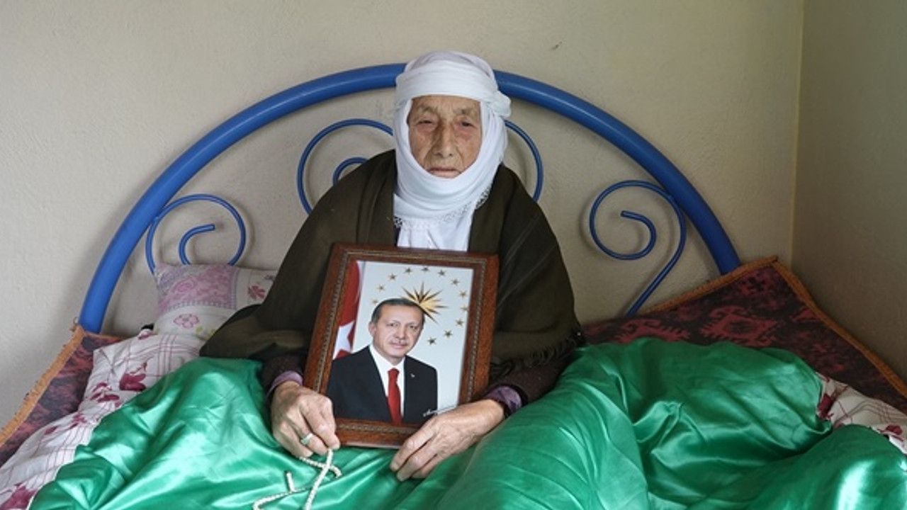 90 yaşındaki nine duvara asmak için Cumhurbaşkanı Erdoğan'ın fotoğrafını istedi