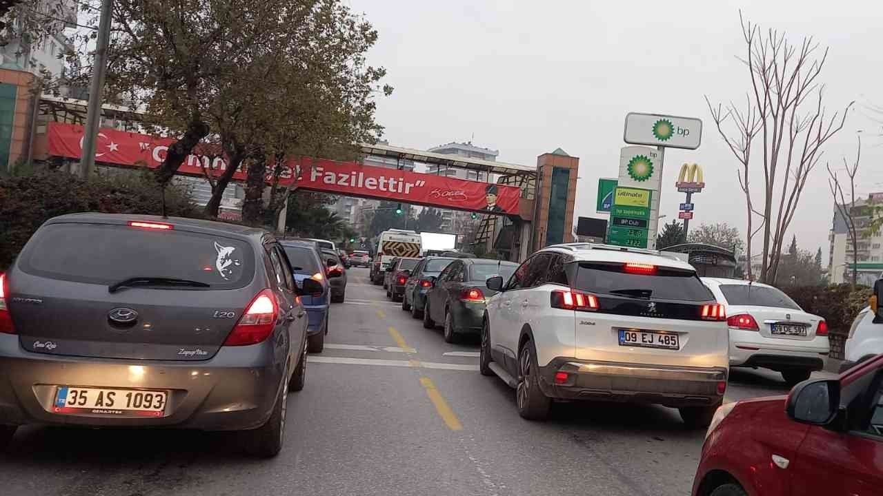 Aydın’da mesai başlangıç ve bitiş saatlerinde trafik kitleniyor