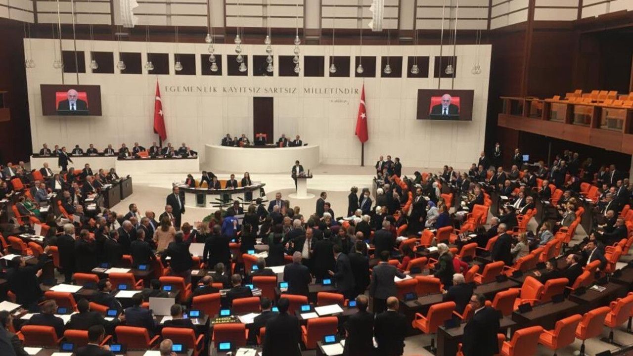 AK Partili ve CHP'li kadın milletvekilleri karşı karşıya geldi