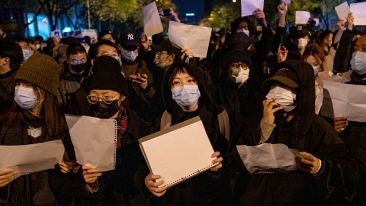 Çinlilerin beyaz kağıt salgını ve distopik tedbirlerle imtihanı