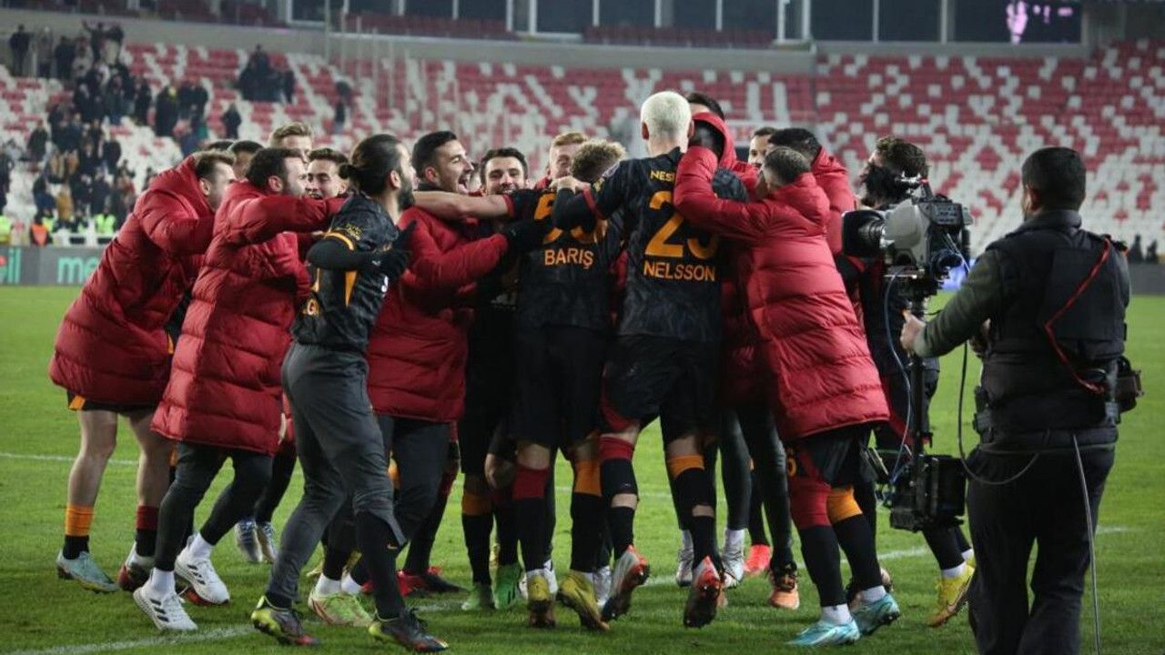 Galatasaray-Sivasspor maçına damga vuran karar! Fenerbahçe'den olay paylaşım