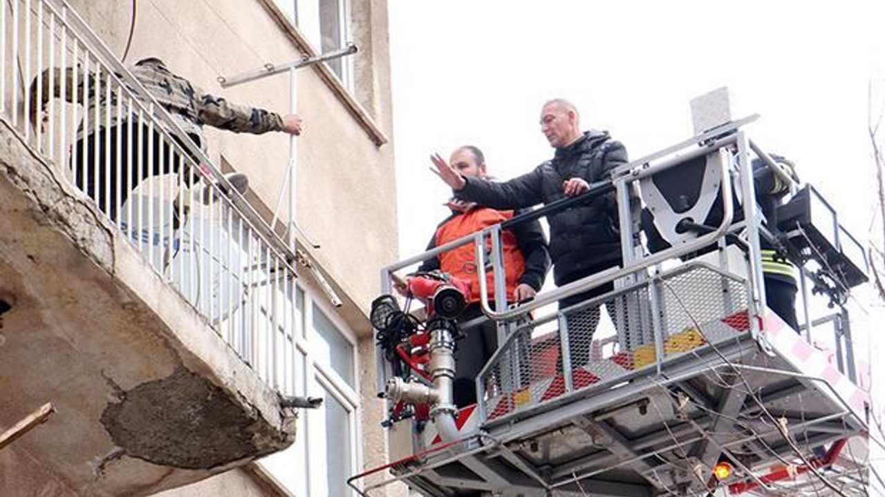 İlginç olay! Polisi görünce atladığı alt katın balkonunda mahsur kalınca yakalandı
