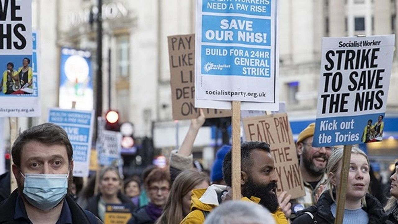 İngiltere'de sağlık çalışanlarına destek yürüyüşü