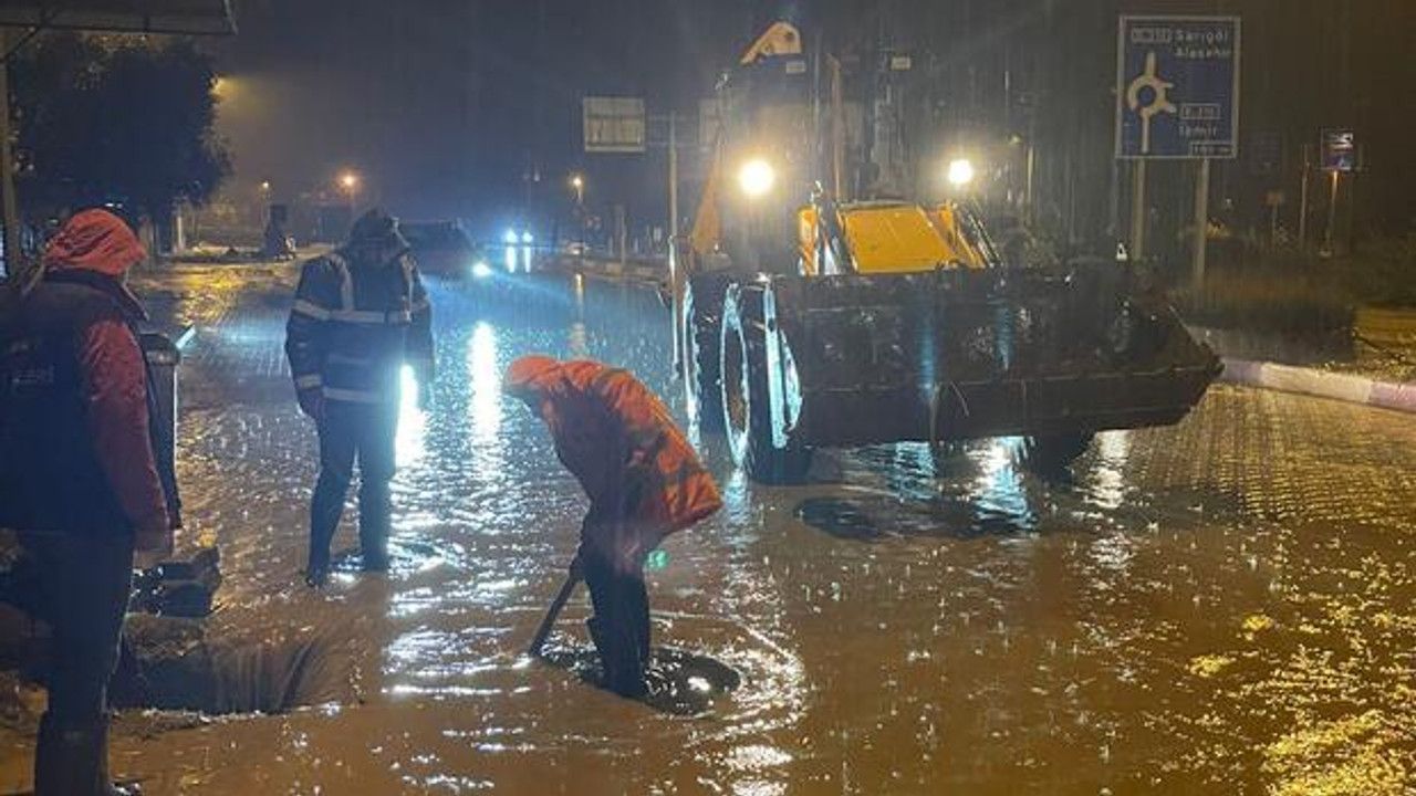 İzmir’in sağanağa teslim: Sel sularına kapılan yaşlı kadın hayatını kaybetti