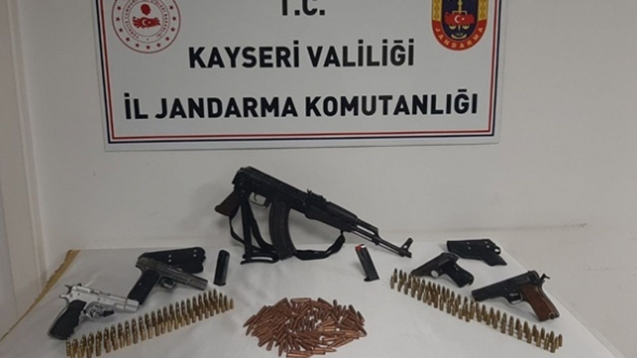 Kayseri'de bir evin bahçesine gömülü silahlar bulundu