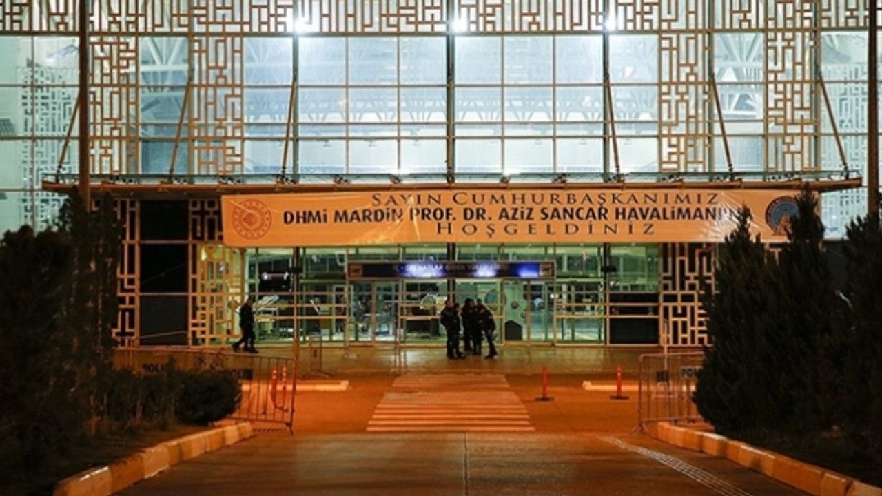 Mardin Havalimanı'nın girişine "Mardin Prof. Dr. Aziz Sancar Havalimanı" yazılı afiş asıldı
