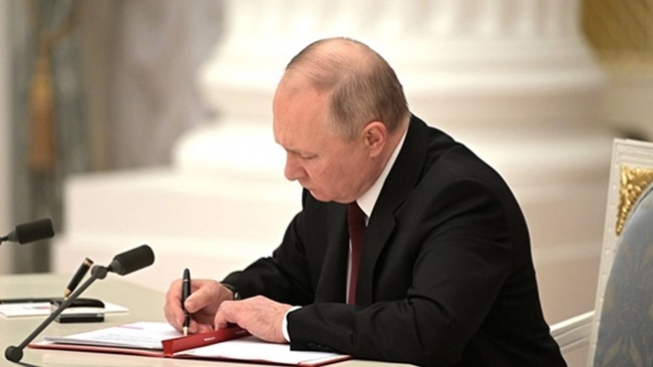Putin, LGBT propagandasına karşı yasayı onayladı