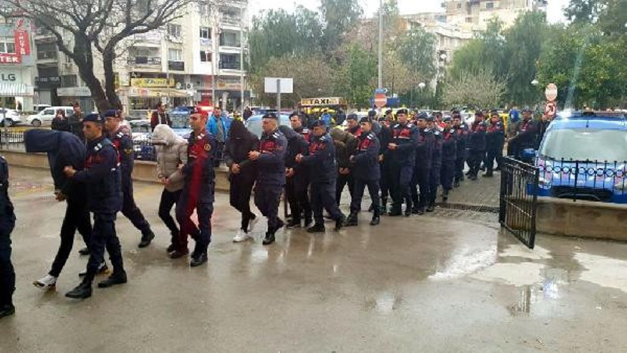 Kuşadası'nda devre mülk operasyonunda tutuklanan 30 kişiden 3'ü avukat