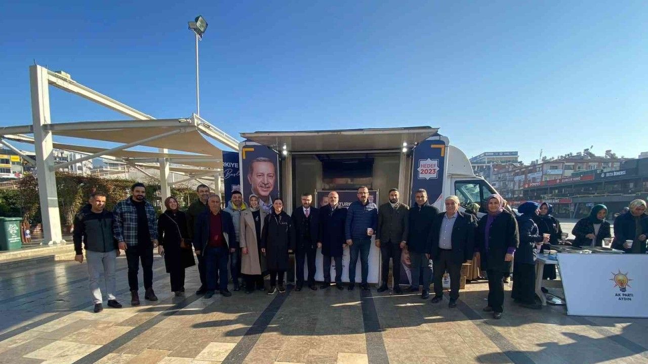 AK Partili yöneticiler kent meydanında vatandaşlarla buluştu