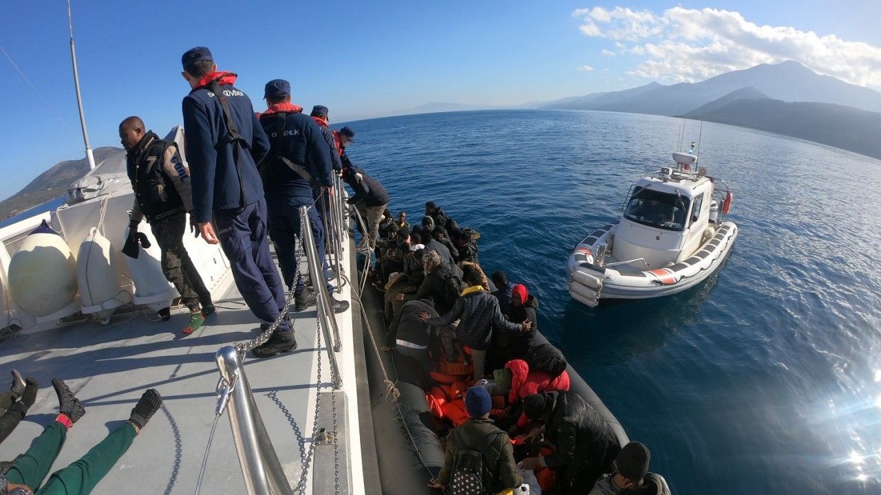 Kuşadası’nda 59 düzensiz göçmen kurtarıldı