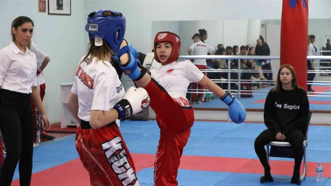 Aydın’da kick boks sporcuları il birinciliği için mücadele ettiler