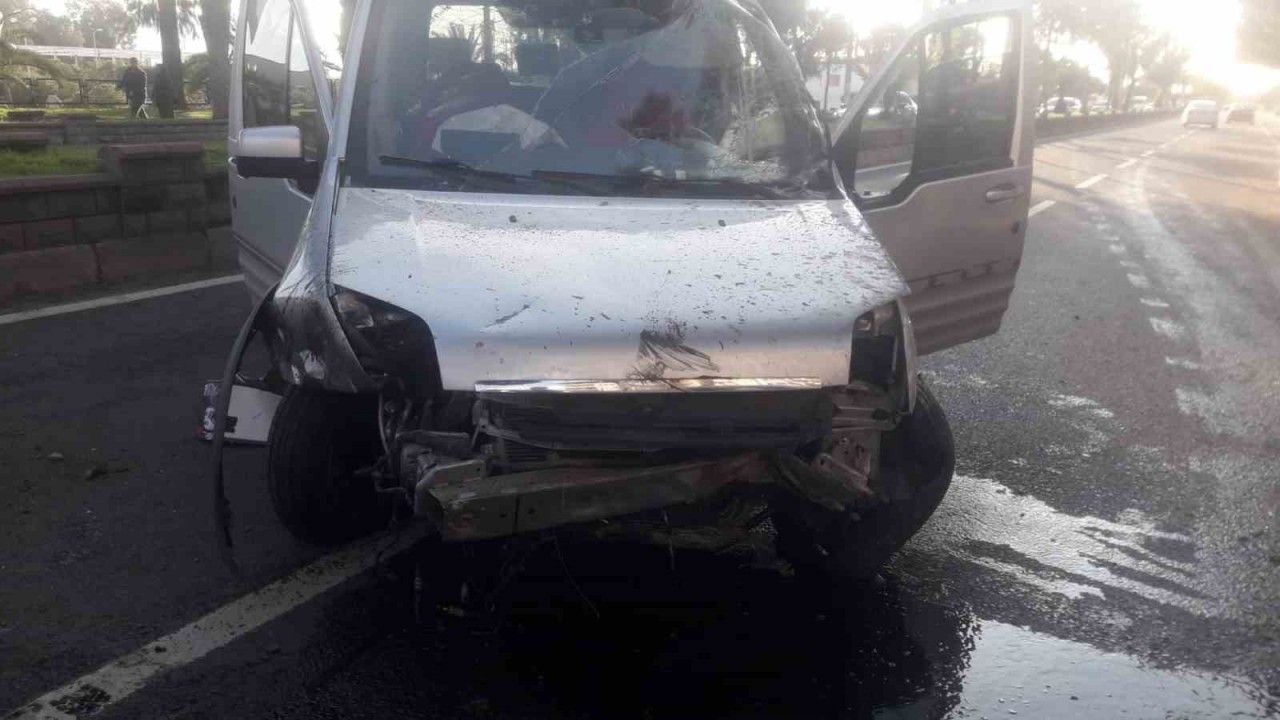 Nazilli'de ticari araç takla attı: 3 yaralı