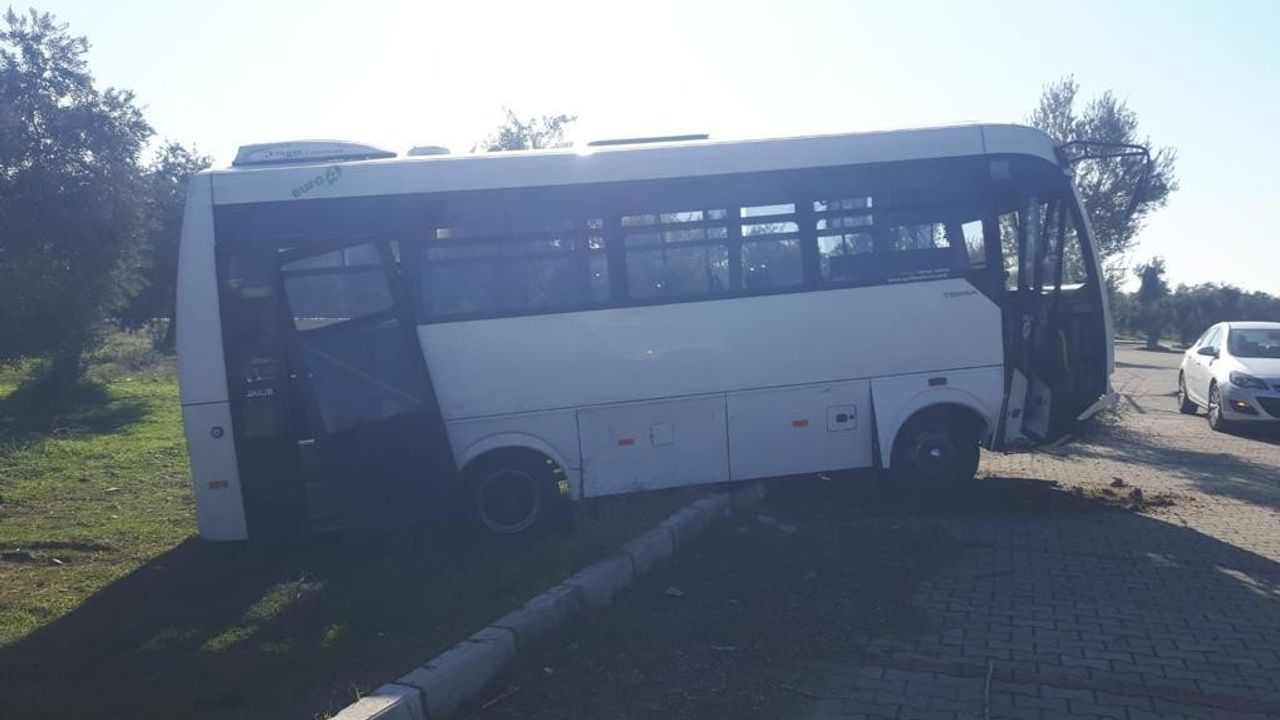 Efeler'de yolcu otobüsü ve otomobil çarpıştı: 3 yaralı