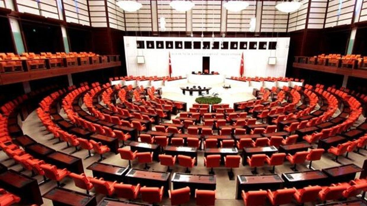 AK Parti'nin 'torba kanun teklifi' Meclis'e sunuldu