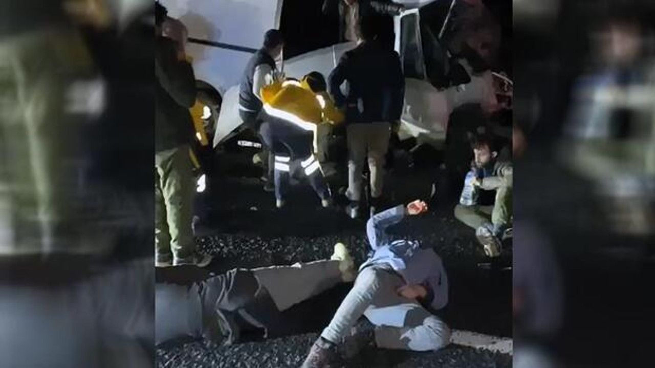 Ankara'da kaçak göçmenleri taşıyan minibüs kaza yaptı: 21 yaralı