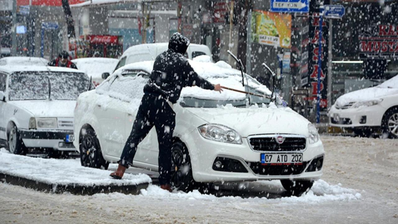 Antalya'da kar yağışı okulları tatil etti!