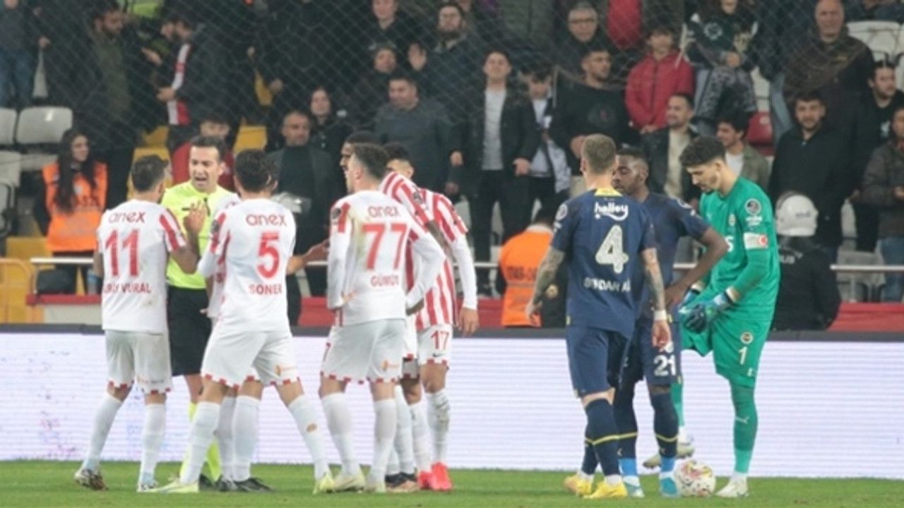 Antalyaspor, Fenerbahçe maçındaki VAR kayıtlarının açıklanmasını istiyor