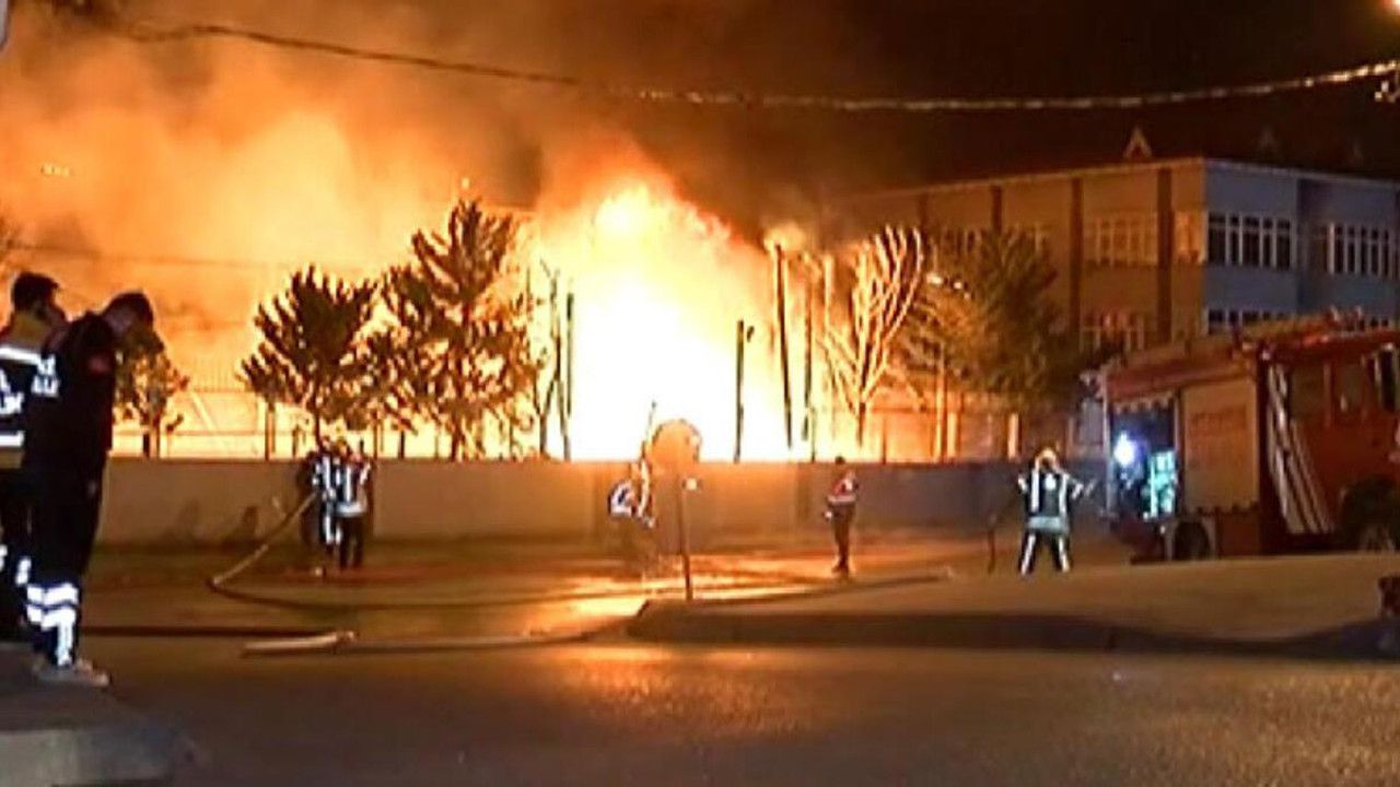 Arnavutköyde kauçuk fabrikası alev alev yandı! Patlama ile başlayan yangın kamerada