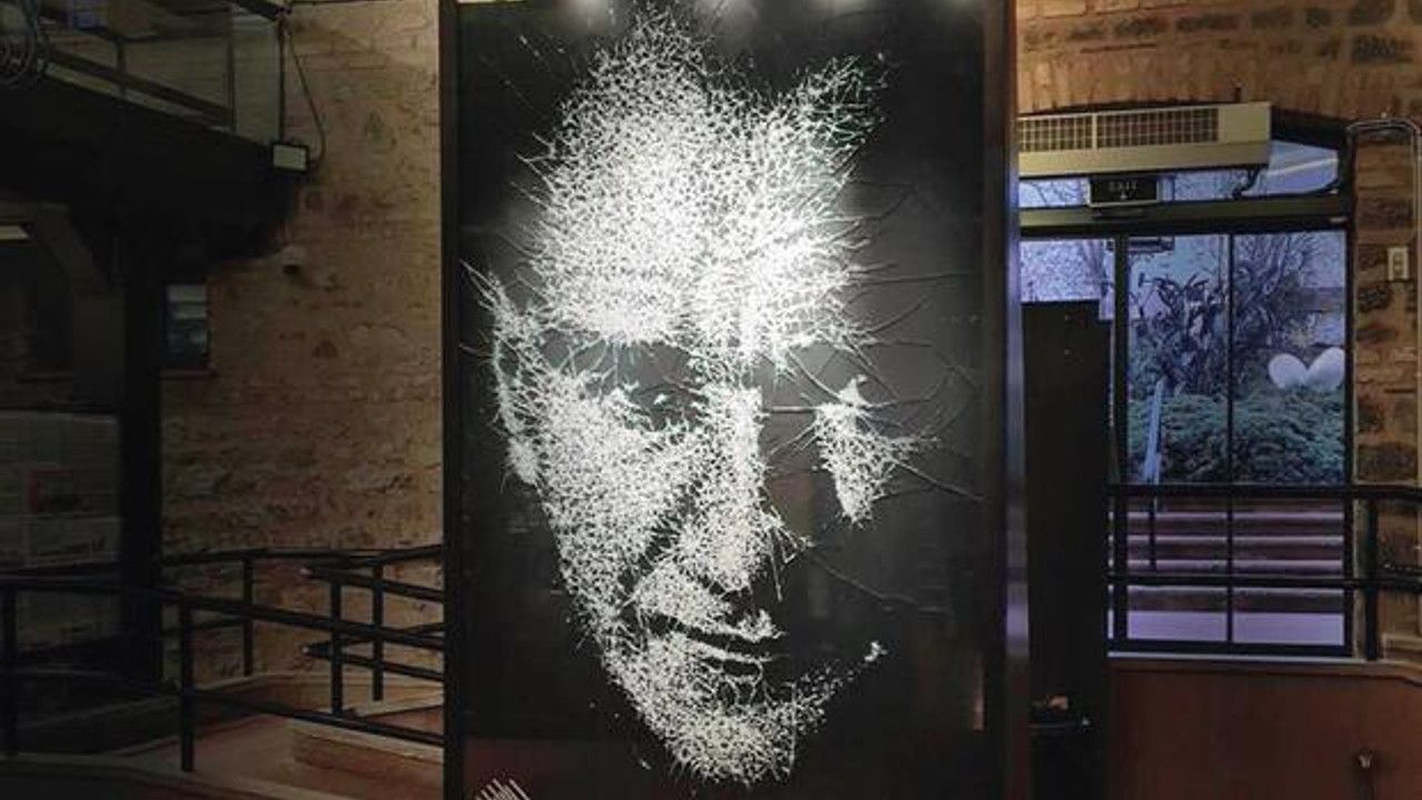 Atatürk’ün camdan portresi
