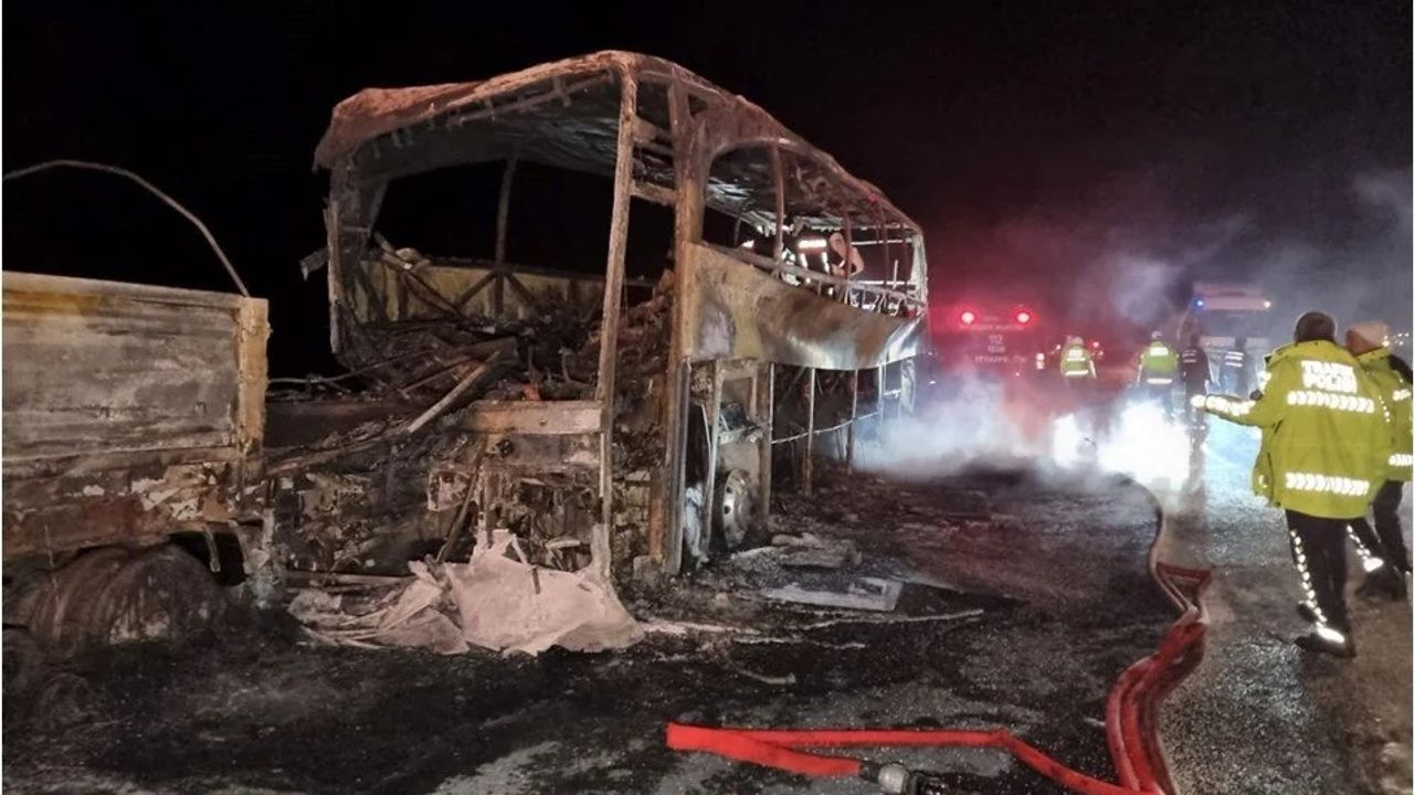 Mersin'de otobüs TIR'a çarptı: 2'si şehit 3 ölü, 33 yaralı