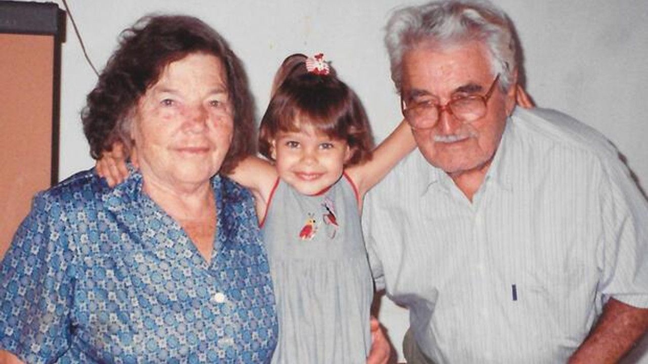 Bu fotoğraf 26 yıl önce çekildi...  Babaannem ve dedem ikisi de melek oldu!