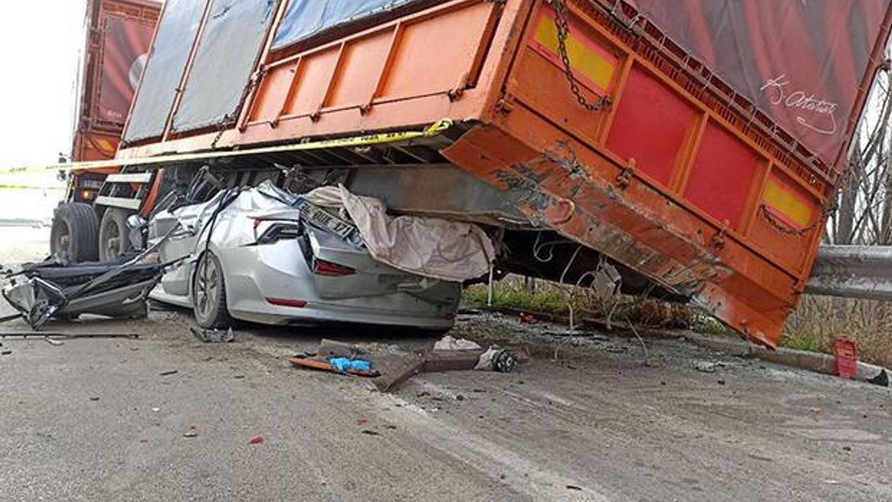 Bursa'da korkunç kaza! Otomobil, emniyet şeridindeki TIR'ın altına girdi