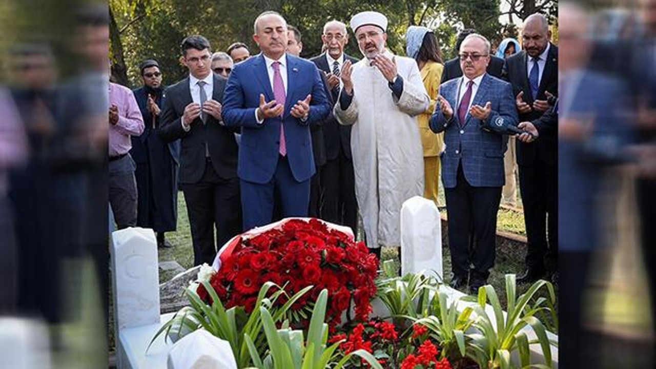 Çavuşoğlu, son Osmanlı Başkonsolosu Mehmet Remzi Bey’in kabrini ziyaret etti