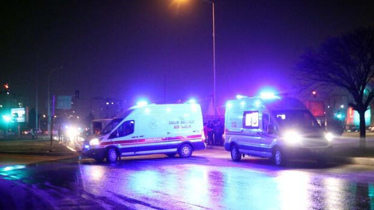 Gaziantep’te, servis minibüsü ile otomobil çarpıştı! Yaralılar var