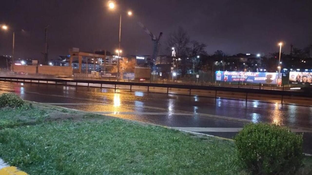İstanbul'da beklenen sağanak yağış etkili olmaya başladı