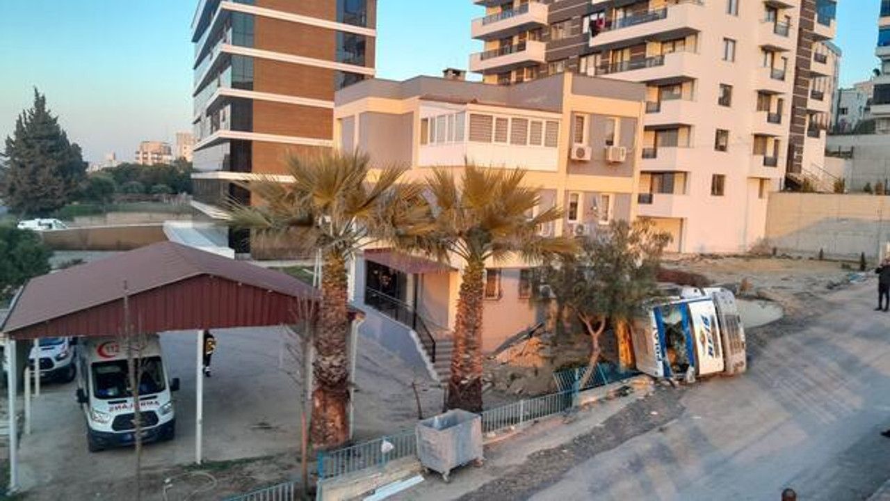 İzmir’de facianın eşiğinden dönüldü! Freni boşalan kamyon 112 binasının duvarını yıktı