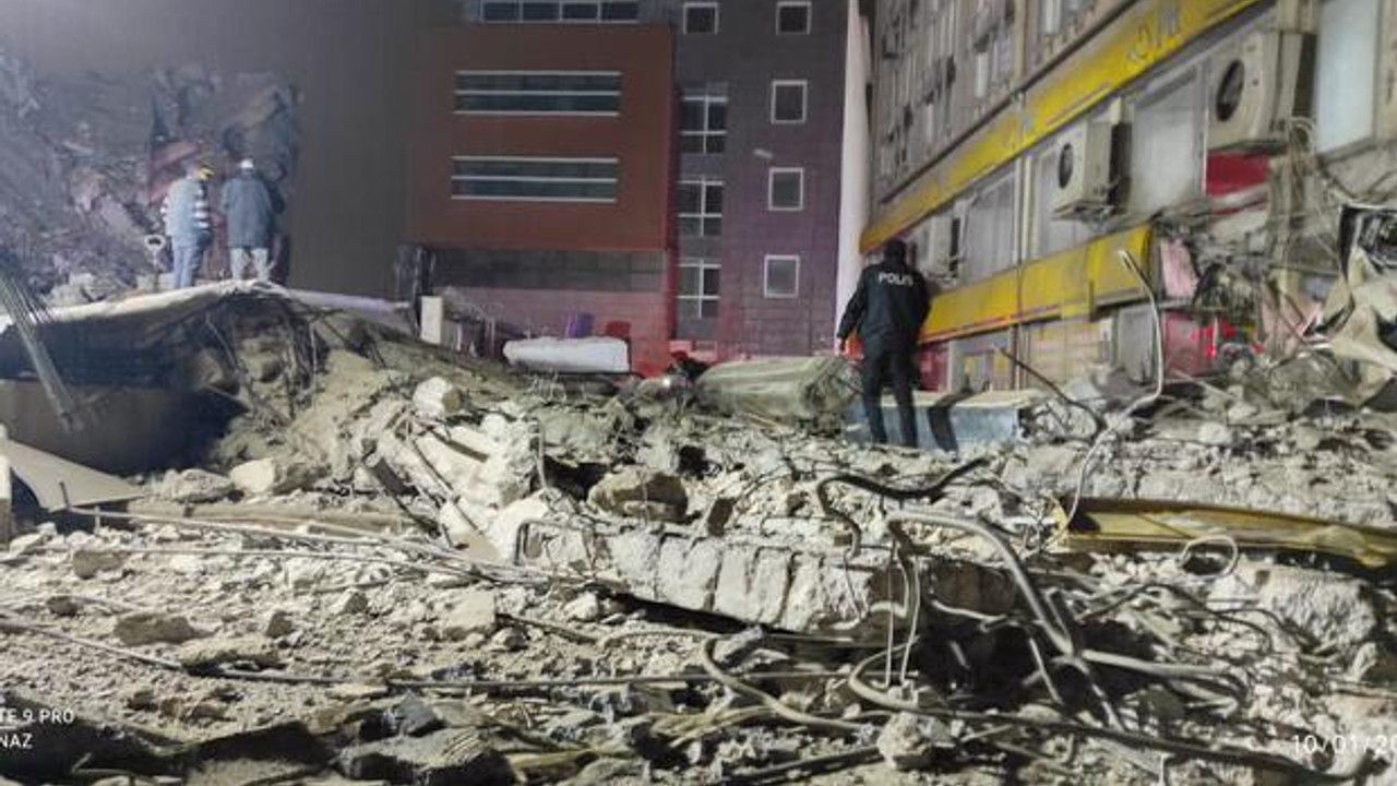 İzmir'de yıkım aşamasındaki eski emniyet binası çöktü
