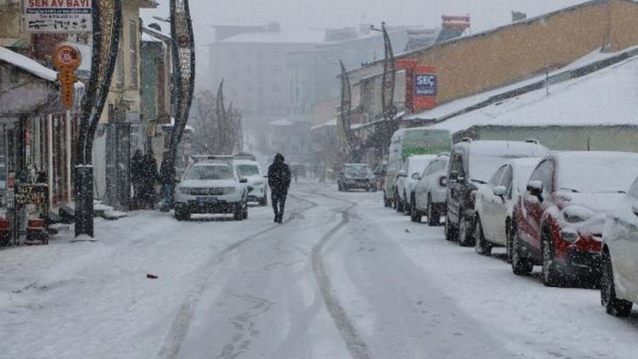 Karlıova'da kar kalınlığı 15 santimetreye ulaştı