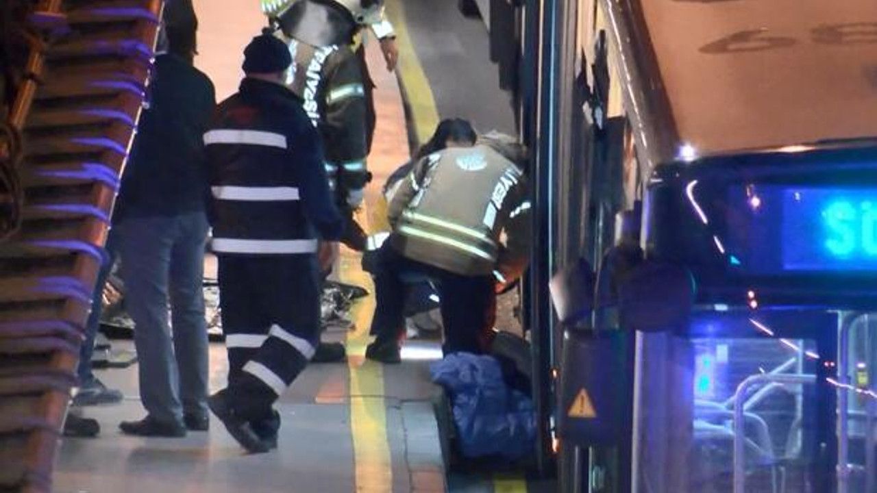 Sefaköy metrobüs durağında feci kaza