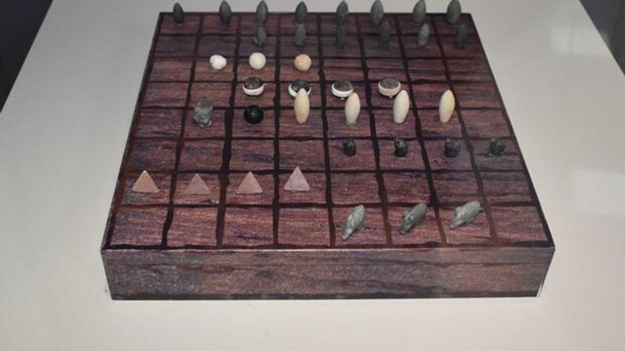 Taşları bulunan 5 bin yıllık oyunun gizemi çözülemiyor! 'Satrancın atasıdır, demek çok da yanlış olmayabilir'
