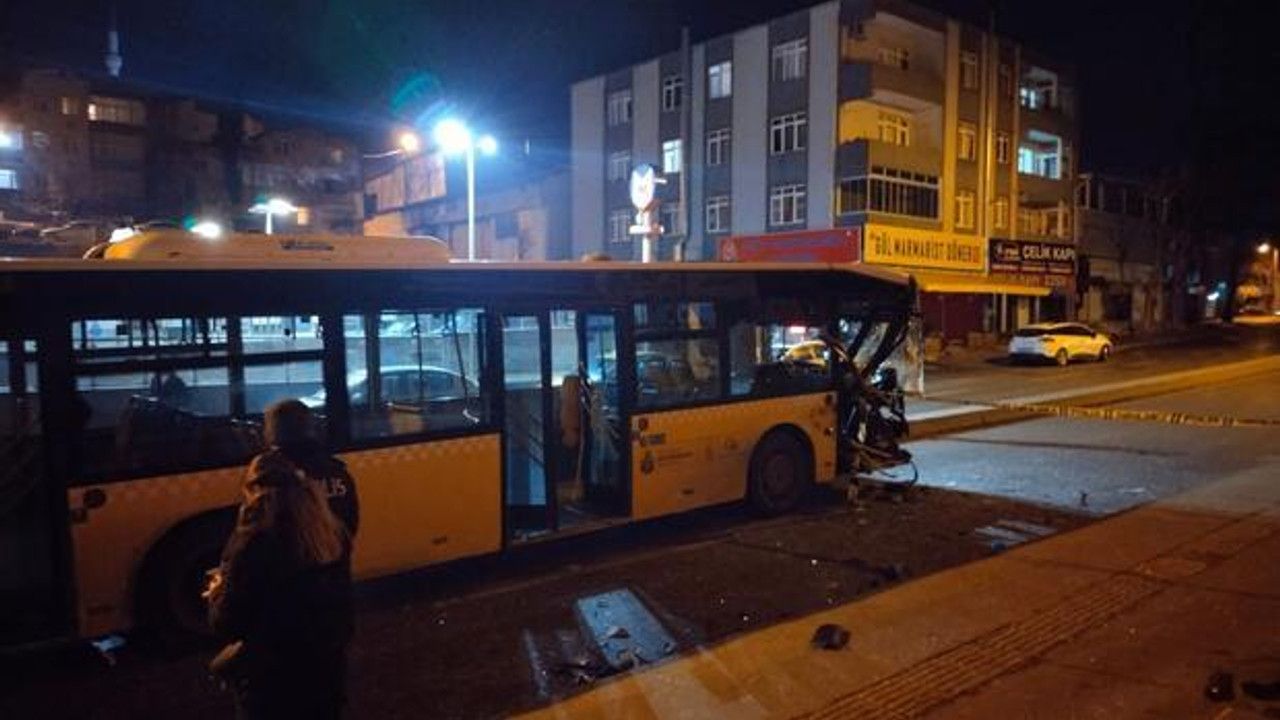 Ümraniye'de İETT otobüsü ile otomobil çarpıştı: 5 kişi yaralandı